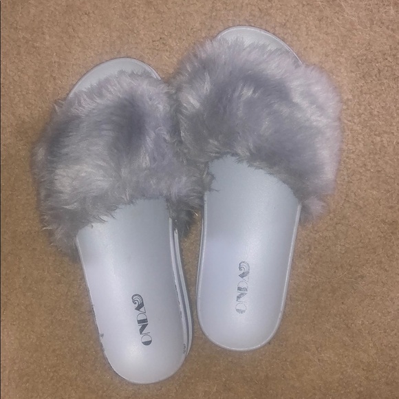 Hardly worn size 8 gray slip on shoes with fur - Picture 4 of 8